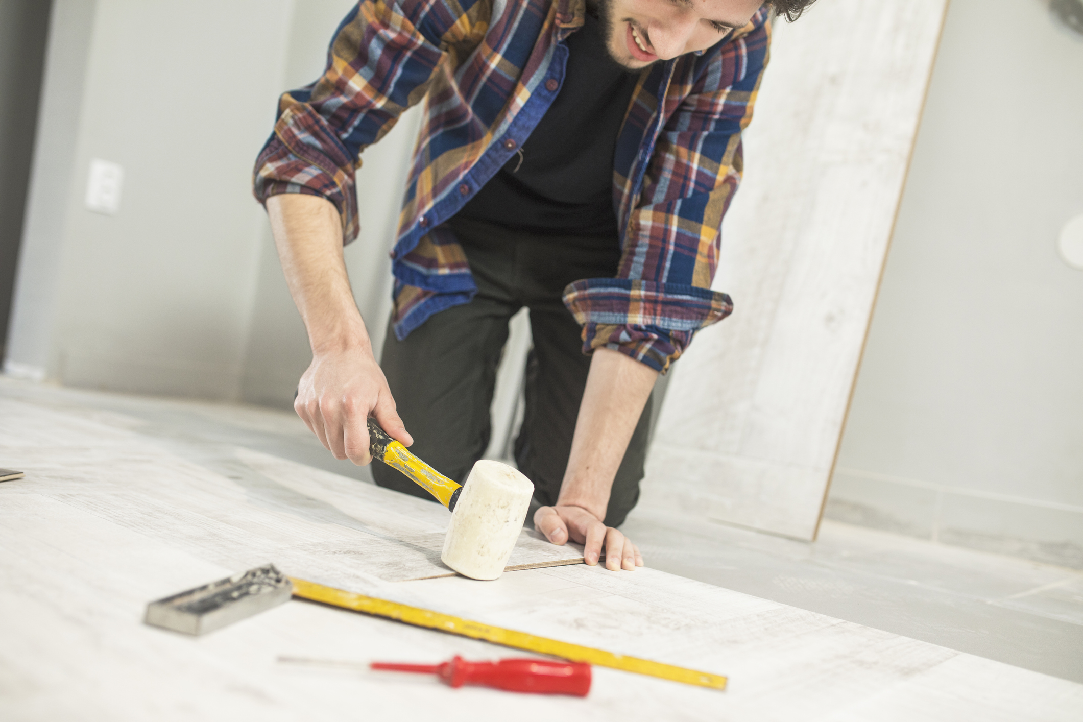 Bodenleger am Arbeiten in in Dällikon