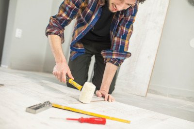 Präzise Arbeit beim Bodenverlegen